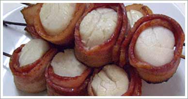bacon wrapped scallopscrostini